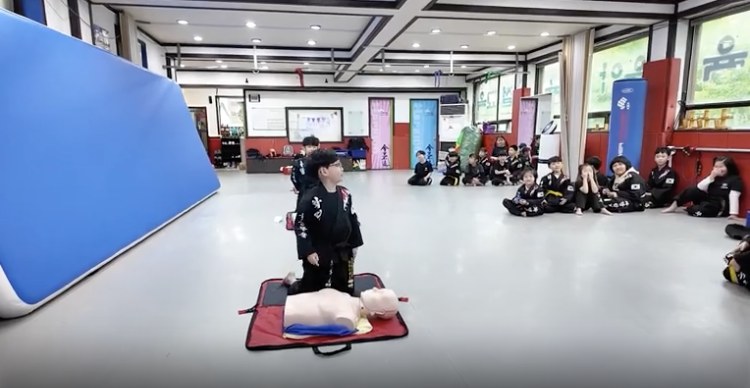 심폐소생술 교육 시간, 마네킹으로 가슴압박을 연습하는 모습